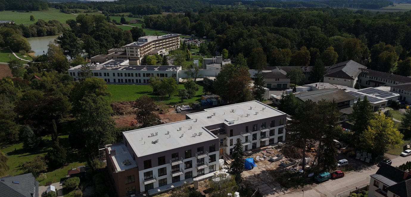 Pohled na rezidenci a okolí
