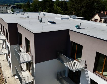 Fasáda s balkóny na severní a východní části budovy